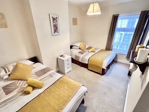 Quadruple Room, 2 Double Beds, Ensuite | WiFi, bed sheets