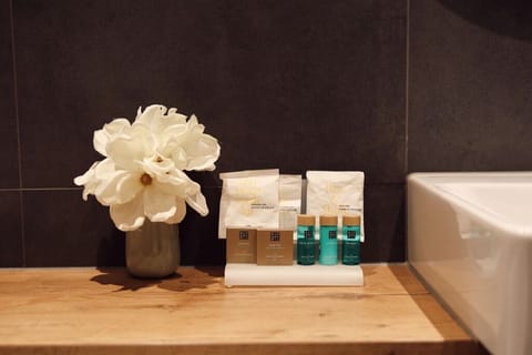 Junior Studio Suite, 1 King Bed | Bathroom | Eco-friendly toiletries, hair dryer, towels, soap