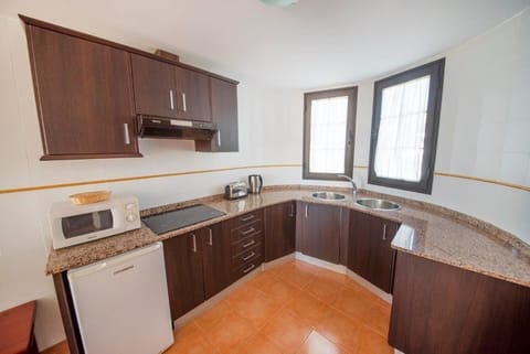 Apartment, 1 Bedroom (1 adult) | Private kitchen | Full-size fridge, microwave, stovetop, coffee/tea maker