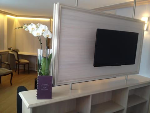 Luxury Suite | Premium bedding, desk, iron/ironing board, free cribs/infant beds