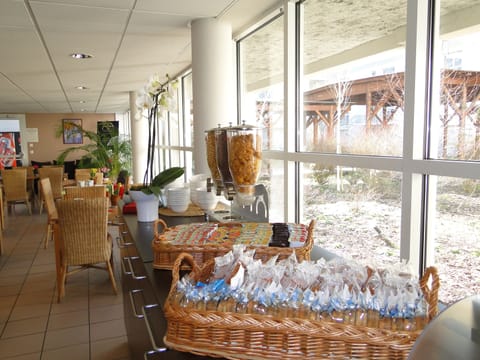 Daily continental breakfast (EUR 11 per person)