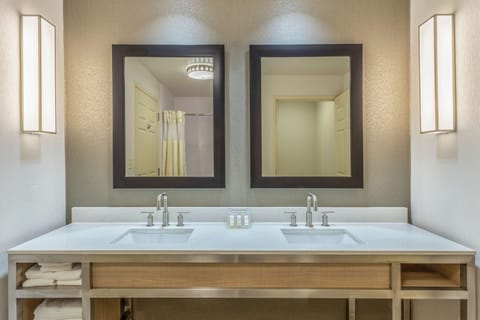 One king corner room with whirlpool | Bathroom shower