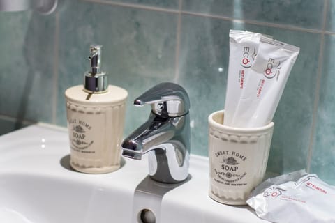 Comfort Double Room, 1 Bedroom, Private Bathroom | Bathroom | Shower, free toiletries, hair dryer, bidet