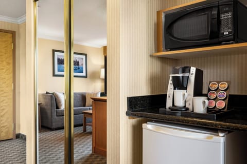 Premium Room, 1 King Bed | In-room safe, desk, laptop workspace, blackout drapes