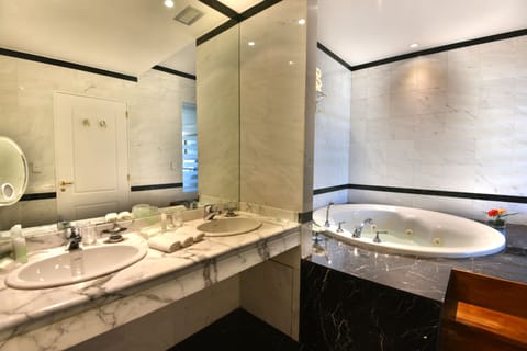 Suite, 1 Bedroom | Bathroom | Combined shower/tub, free toiletries, hair dryer, towels