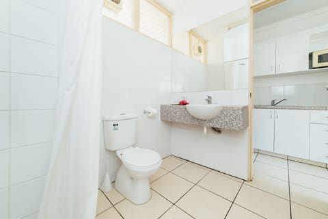 Executive Studio | Bathroom | Shower, free toiletries, towels