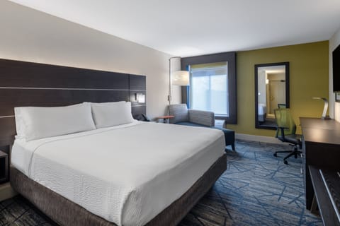 Standard Room, 1 King Bed | In-room safe, desk, laptop workspace, blackout drapes