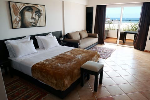 Premium Studio | Egyptian cotton sheets, premium bedding, in-room safe, blackout drapes