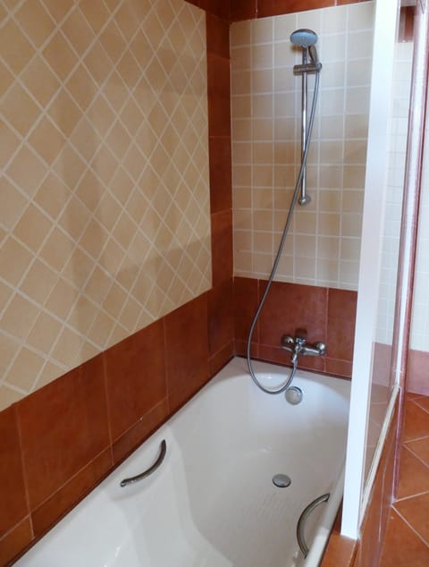 Standard Studio | Bathroom | Combined shower/tub, free toiletries, hair dryer, bathrobes