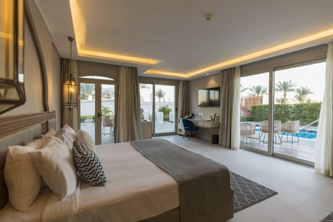 Diamond Pool Suite (Posh Club) | Pillowtop beds, minibar, in-room safe, individually decorated