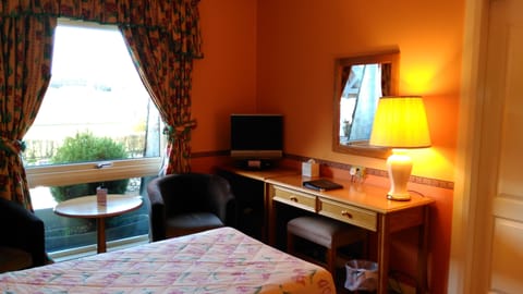 Executive Double Room | Desk, iron/ironing board, free cribs/infant beds, rollaway beds