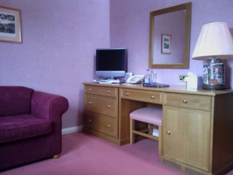 Gallery Suite, 1 Double Bed | Living area | 32-inch Smart TV with digital channels, iPod dock