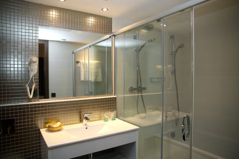 Combined shower/tub, hair dryer, towels