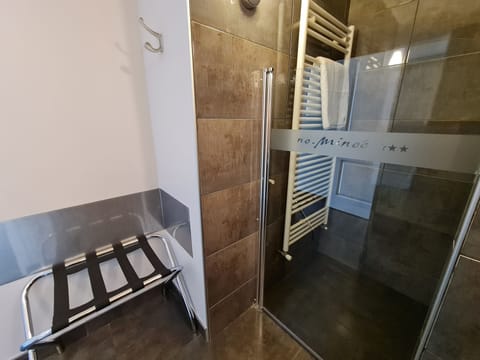 Shower, rainfall showerhead, free toiletries, hair dryer