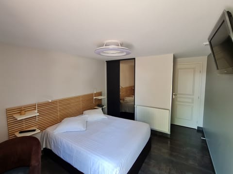 20 bedrooms, desk, blackout drapes, soundproofing