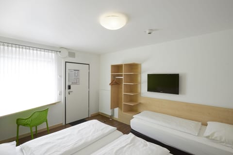 Basic Triple Room | Desk, soundproofing, free WiFi, bed sheets