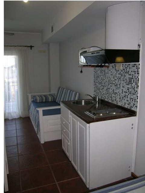 Habitacion Estandar Quadruple Un Ambiente | Private kitchenette | Fridge, microwave, cookware/dishes/utensils