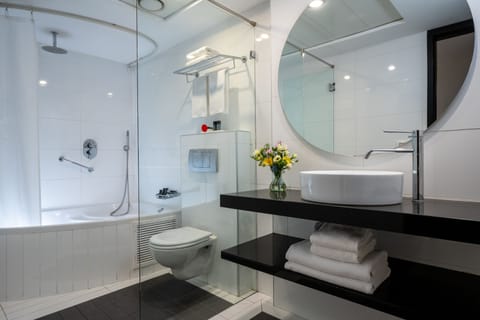 Deluxe Room, 1 Queen Bed, Sea View | Bathroom | Free toiletries, hair dryer, towels, soap