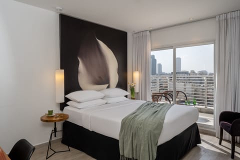 Deluxe Room, 1 Queen Bed, Sea View | Premium bedding, minibar, in-room safe, desk