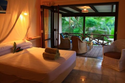 Standard Room, 1 Queen Bed, Lagoon View | Living area