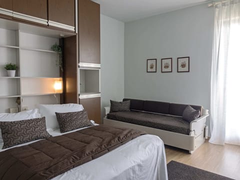 Triple Room | Frette Italian sheets, pillowtop beds, in-room safe, desk