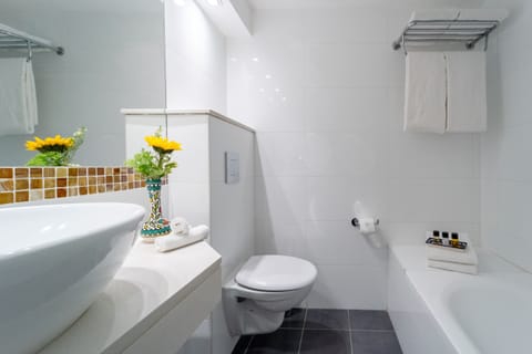 Combined shower/tub, free toiletries, hair dryer, towels