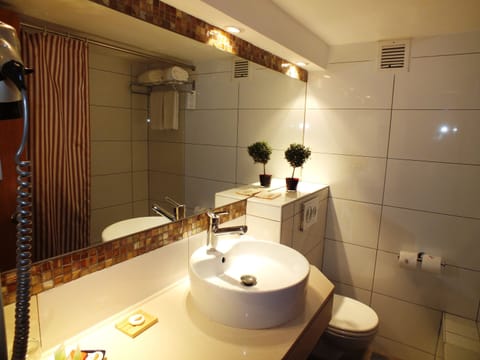 Classic Room | Bathroom | Combined shower/tub, free toiletries, hair dryer, towels