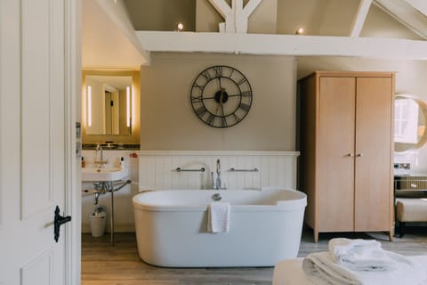 Cottage | Bathroom | Combined shower/tub, designer toiletries, hair dryer, towels