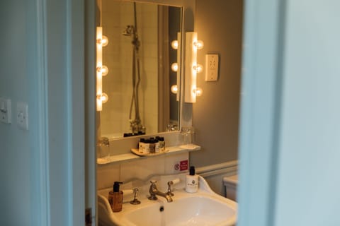 Cottage | Bathroom | Combined shower/tub, designer toiletries, hair dryer, towels