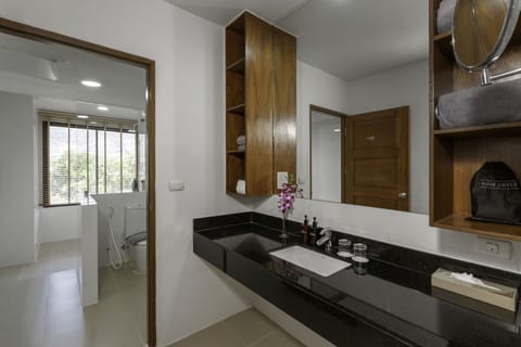 Junior Suite | Bathroom | Free toiletries, hair dryer, bathrobes, slippers