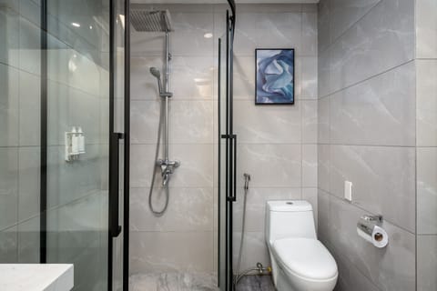 Superior Room | Bathroom | Shower, free toiletries, hair dryer, towels