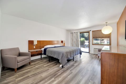 Desk, free WiFi, wheelchair access