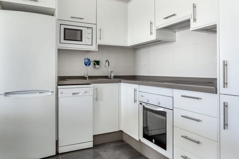 Apartment, 1 Bedroom | Private kitchen | Fridge, microwave, oven, stovetop