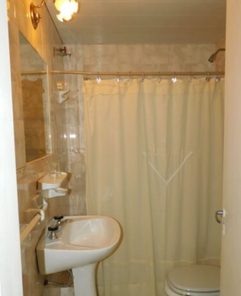 Shower, free toiletries, hair dryer, bidet