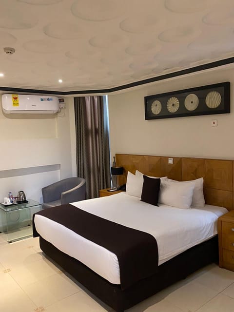 Deluxe Room | 1 bedroom, premium bedding, minibar, in-room safe