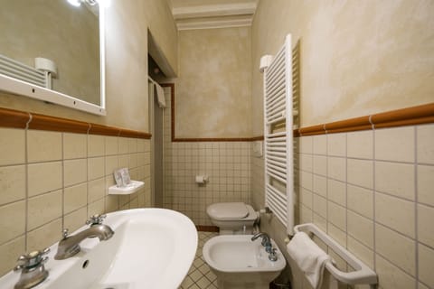Classic Single Room | Bathroom | Shower, hair dryer, bidet, towels