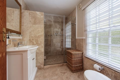 Standard Room | Bathroom | Shower, designer toiletries, hair dryer, towels