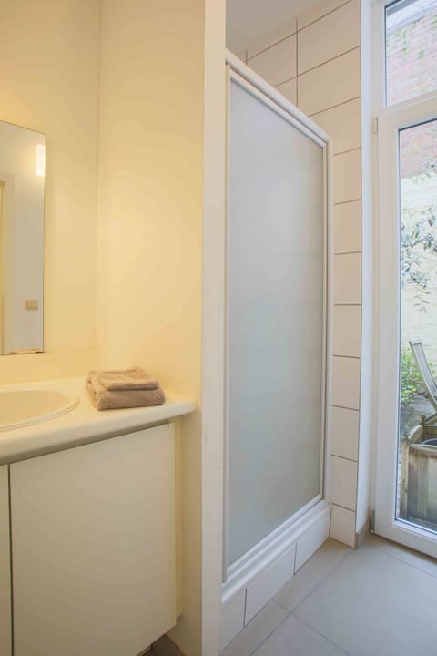 Apartment | Bathroom | Combined shower/tub, hair dryer, towels