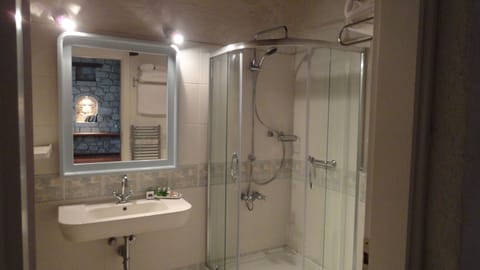 Suite | Bathroom | Shower, free toiletries, hair dryer, slippers