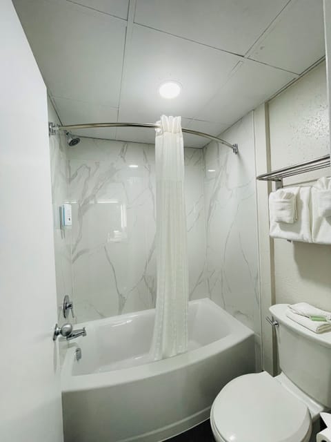 Standard Room, 1 King Bed, Non Smoking | Bathroom | Combined shower/tub, hair dryer, towels