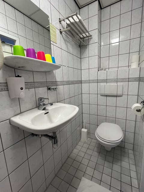 Standard Quadruple Room | Bathroom | Shower, hair dryer, towels