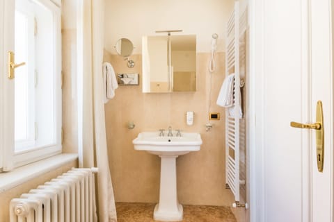 Double or Twin Room | Bathroom | Combined shower/tub, hair dryer, towels