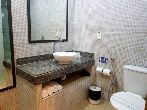 Superior Room, Sea Facing | Bathroom | Towels, toilet paper