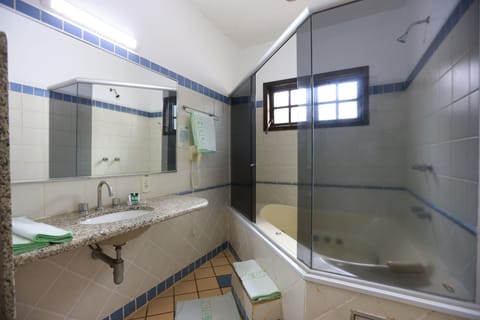 Suíte Master | Bathroom | Free toiletries, hair dryer, towels, soap