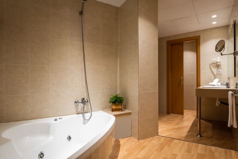 Junior Suite | Bathroom | Combined shower/tub, rainfall showerhead, towels