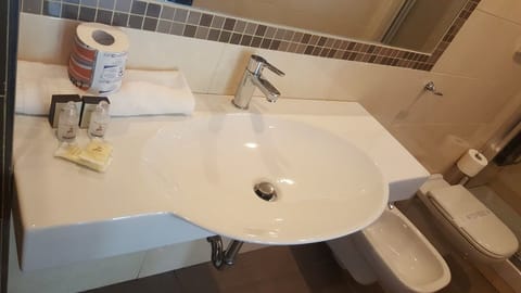 Triple Room | Bathroom | Shower, rainfall showerhead, free toiletries, hair dryer