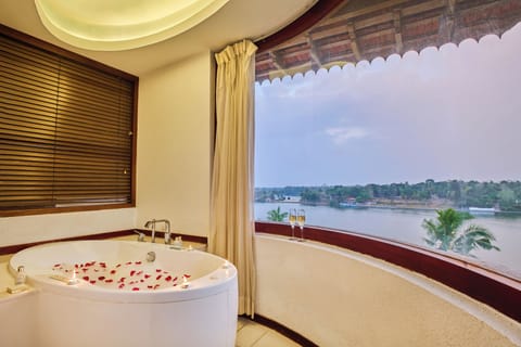 Royal Suite, View (with Panaromic View) | Bathroom | Rainfall showerhead, eco-friendly toiletries, hair dryer, bathrobes