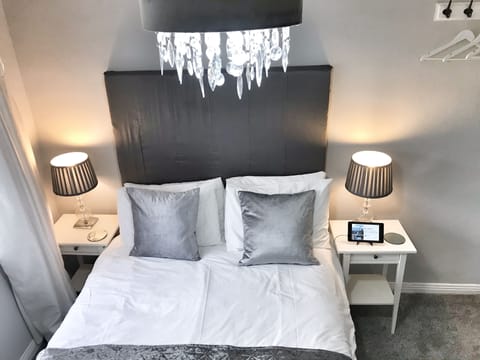 Double Room | Desk, iron/ironing board, free WiFi, bed sheets