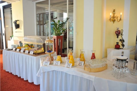 Daily buffet breakfast for a fee