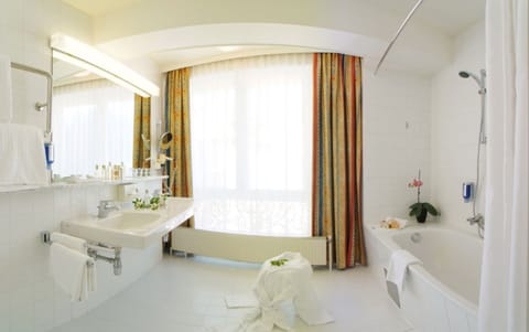 Deluxe Room | Bathroom | Hair dryer, towels